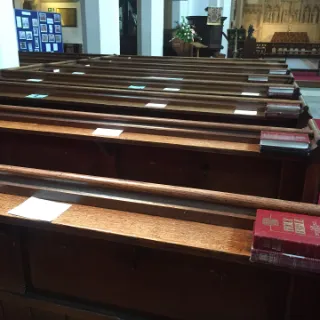 Bancos da nave vazios