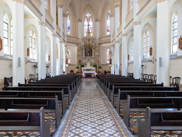 Nave da igreja com o altar ao fundo