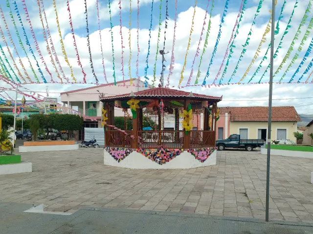 Coreto da praça enfeitado com bandeirinhas