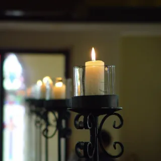 Velas acesas junto ao vitral